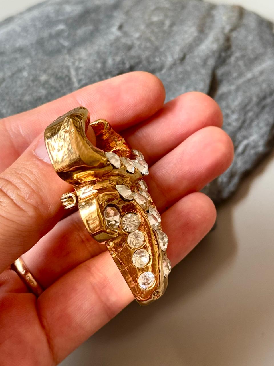 クリスチャン・ラクロワの象徴的なブルヘッドブローチ • 1990年代の