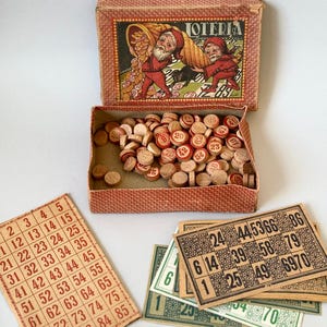Antico gioco della lotteria degli anni '30 nella scatola originale — Gettoni di legno e carte di cartone, gioco del bingo da collezione d'epoca