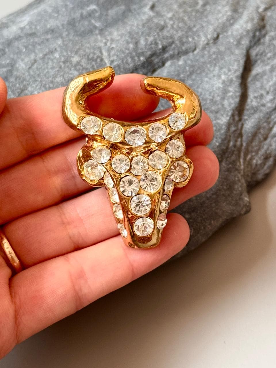 クリスチャン・ラクロワの象徴的なブルヘッドブローチ • 1990年代の