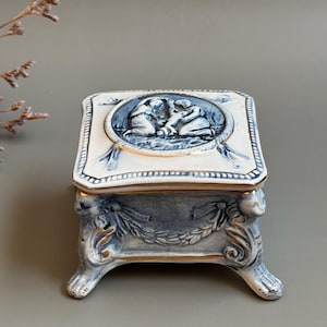 Joyero vintage Capodimonte, Italia. Joyero romántico neoclásico con ángeles. Porcelana azul y blanca dorada. Regalo shabby chic.