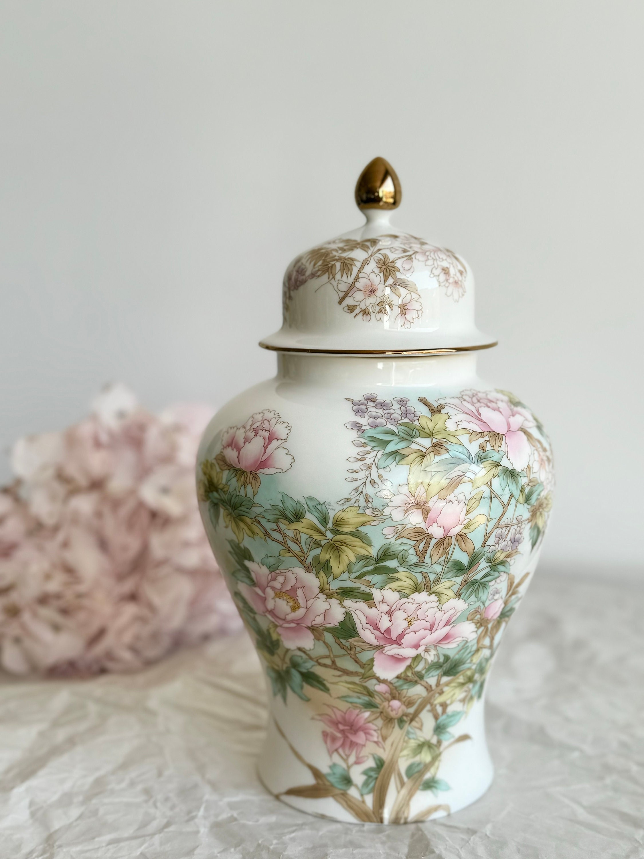 Tarro de jengibre de porcelana japonesa vintage Shibata con flores y mariposas