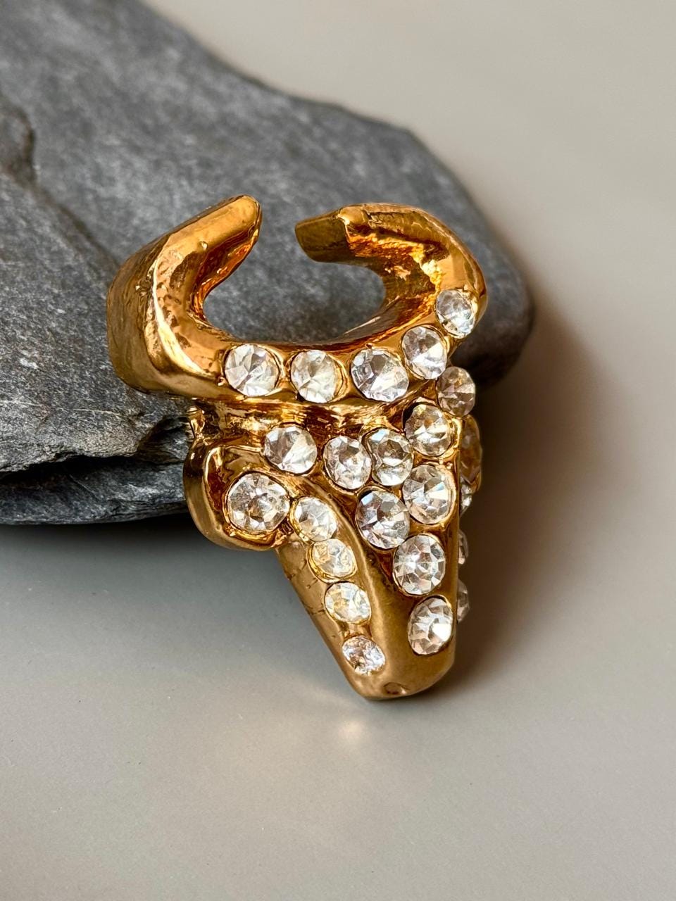 クリスチャン・ラクロワの象徴的なブルヘッドブローチ • 1990年代の