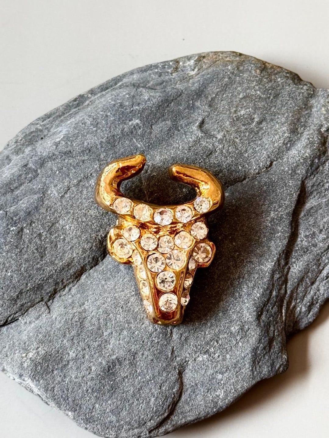 難あり⭐︎クリスチャンラクロワ⭐︎ブローチ クリスチャン・ラクロワの象徴的なブルヘッドブローチ • 1990年代の