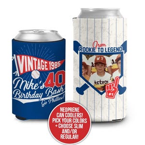 K&ouml;nnte beinhalten: Zwei blaue und wei&szlig;e Neopren-Getr&auml;nkedosenk&uuml;hler. Ein K&uuml;hler zeigt ein Baseball-Motiv mit dem Text "Vintage 1985 Mike's 40 Birthday Bash Go Phillies!" Der andere K&uuml;hler zeigt einen Baseball-Diamanten mit einem Foto eines jungen Jungen in einer Baseball-Uniform und dem Text "From Rookie to Legend".