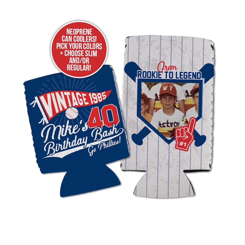 K&ouml;nnte beinhalten: Zwei blaue und wei&szlig;e Getr&auml;nkedosenk&uuml;hler. Ein K&uuml;hler zeigt ein Baseball-Motiv mit dem Text "Vintage 1985 Mike's 40 Birthday Bash Go Phillies!" und einem Baseball. Der andere K&uuml;hler zeigt ein Baseballfeld mit einem Foto eines jungen Jungen in Baseballuniform und dem Text "From Rookie to Legend".