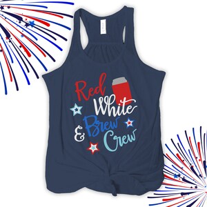 以下が含まれることがあります： 赤、白、青の文字で「Red White & Brew Crew」と書かれたネイビーブルーのタンクトップ。赤と白の缶がテキストの横にあり、テキストの周りに星があります。