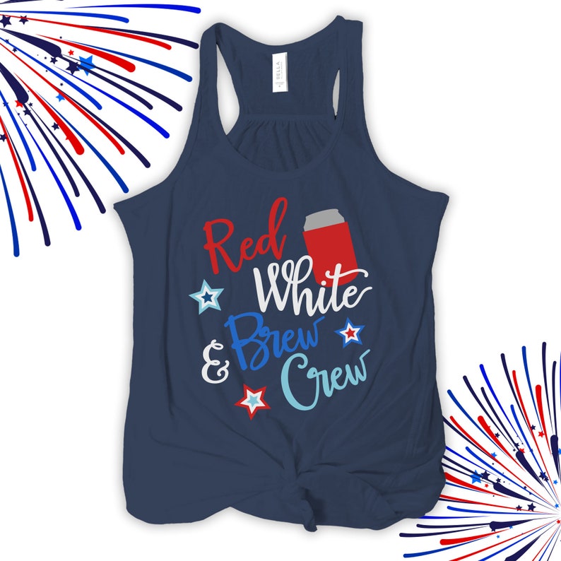 以下が含まれることがあります： 赤、白、青の文字で「Red White & Brew Crew」と書かれたネイビーブルーのタンクトップ。赤と白の缶がテキストの横にあり、テキストの周りに星があります。