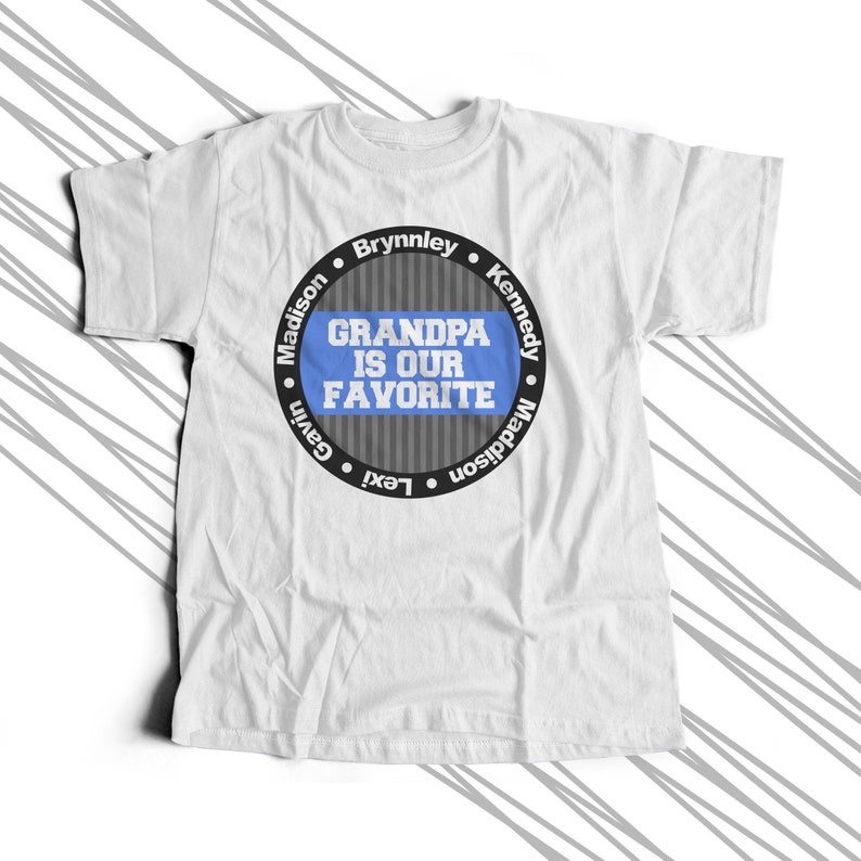 Puede incluir: Camiseta blanca con un gr&aacute;fico circular negro que dice "Grandpa is our favorite" con los nombres Madison, Gavin, Lexi, Brynnley, Kennedy y Madison alrededor del c&iacute;rculo.