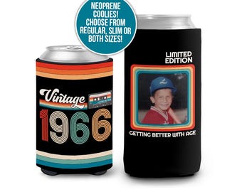 Enfriador de latas con foto vintage de 1966 para 60 cumpleaños / Enfriador de latas retro personalizado / Recuerdo de fiesta de 60 cumpleaños