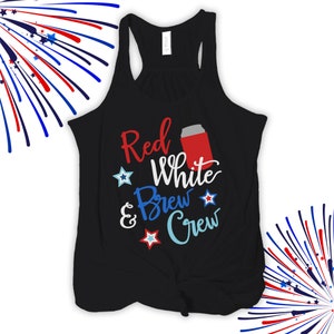 以下が含まれることがあります： 赤、白、青のグラフィックが施された黒いタンクトップ。"Red White & Brew Crew"と、赤と白の缶のイラストが描かれています。