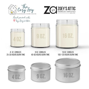 Op de afbeelding: Drie glazen kaarsenpotten met deksels, gelabeld met 4 oz, 9 oz en 16 oz. De potten staan op een witte achtergrond. Onder elke pot staat een beschrijving van de kaarsgrootte en de brandtijd. De potten worden ook getoond met zilveren deksels.