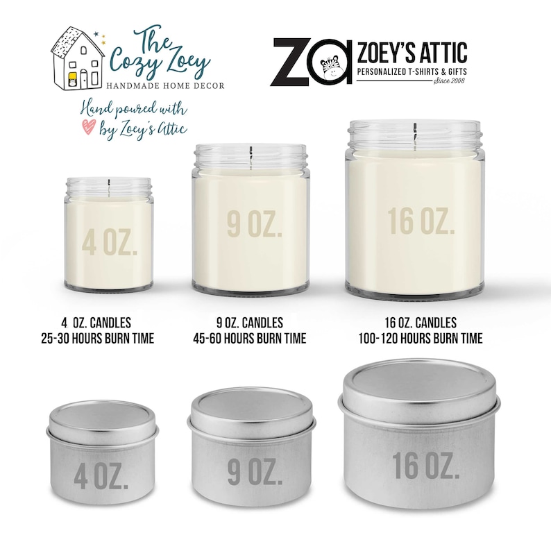 Op de afbeelding: Drie glazen kaarsenpotten met deksels, gelabeld met 4 oz, 9 oz en 16 oz. De potten staan op een witte achtergrond. Onder elke pot staat een beschrijving van de kaarsgrootte en de brandtijd. De potten worden ook getoond met zilveren deksels.