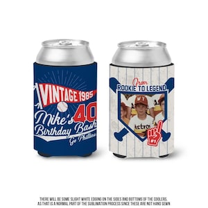 K&ouml;nnte beinhalten: Zwei blaue und wei&szlig;e Getr&auml;nkedosenk&uuml;hler mit Baseball-Motiven. Ein K&uuml;hler sagt "Vintage 1985 Mike's 40th Birthday Bash Go Phillies" und der andere sagt "From Rookie to Legend" mit einem Foto eines jungen Jungen in einem Baseball-Uniform.