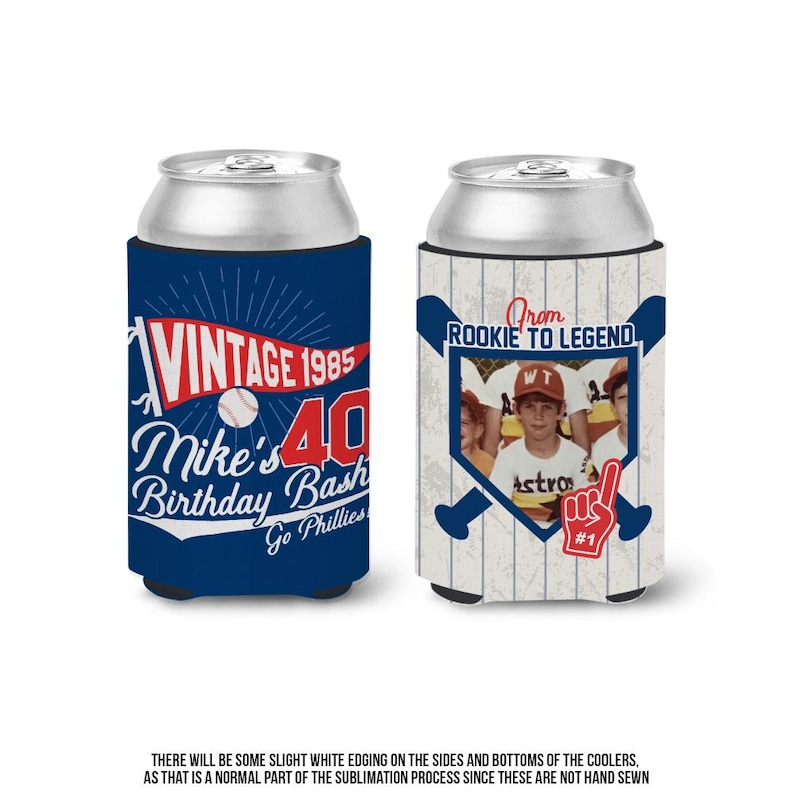 K&ouml;nnte beinhalten: Zwei blaue und wei&szlig;e Getr&auml;nkedosenk&uuml;hler mit Baseball-Motiven. Ein K&uuml;hler sagt "Vintage 1985 Mike's 40th Birthday Bash Go Phillies" und der andere sagt "From Rookie to Legend" mit einem Foto eines jungen Jungen in einem Baseball-Uniform.