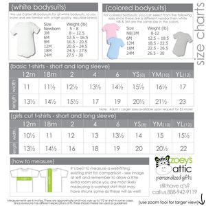 K&ouml;nnte beinhalten: Gr&ouml;&szlig;entabelle f&uuml;r wei&szlig;e und farbige Bodys, Basic-T-Shirts und M&auml;dchen-T-Shirts mit kurzen &Auml;rmeln. Die Tabelle enth&auml;lt Gr&ouml;&szlig;en f&uuml;r Neugeborene, 3 Monate, 6 Monate, 9 Monate, 12 Monate, 18 Monate, 24 Monate und Jugendgr&ouml;&szlig;en. Die Tabelle enth&auml;lt auch die Ma&szlig;e f&uuml;r L&auml;nge und Breite in Zoll.