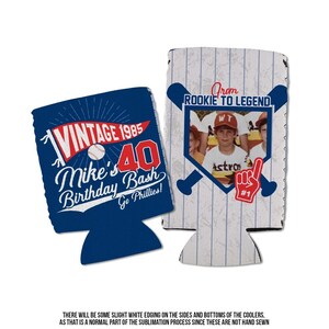 K&ouml;nnte beinhalten: Zwei blaue und wei&szlig;e K&uuml;hltaschen mit Baseball-Motiven. Eine K&uuml;hltasche zeigt ein Vintage-Baseball-Design mit dem Text "Vintage 1985 Mike's 40 Birthday Bash Go Phillies!" Die andere K&uuml;hltasche hat ein Baseball-Feld-Design mit einem Foto eines jungen Jungen in einem Baseball-Uniform und dem Text "From Rookie to Legend".