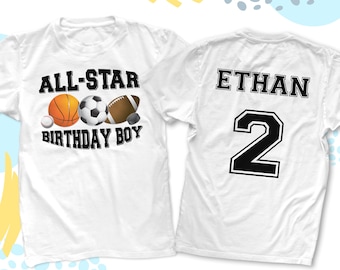Könnte beinhalten: Weißes T-Shirt mit dem Text "ALL-STAR BIRTHDAY BOY" und einer Grafik mit verschiedenen Sportbällen. Auf der Rückseite des Shirts steht der Name "ETHAN" und die Nummer "2" in Schwarz.