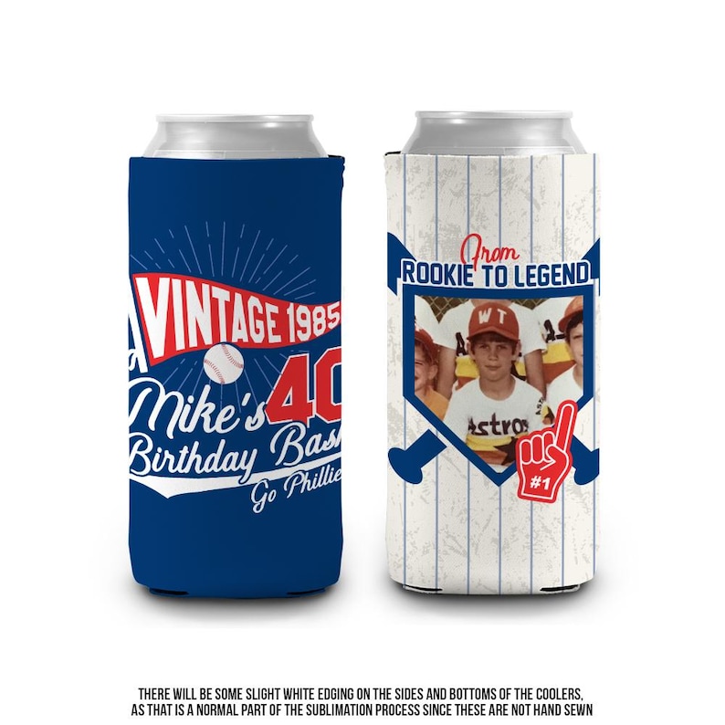 K&ouml;nnte beinhalten: Zwei blaue und wei&szlig;e K&uuml;hltaschen mit Baseball-Motiven. Eine K&uuml;hltasche zeigt ein Vintage-Baseball-Design mit dem Text "Vintage 1985 Mike's 40th Birthday Baseball Go Phillies". Die andere K&uuml;hltasche zeigt einen Baseball-Diamanten mit einem Foto eines Baseball-Teams und dem Text "From Rookie to Legend".