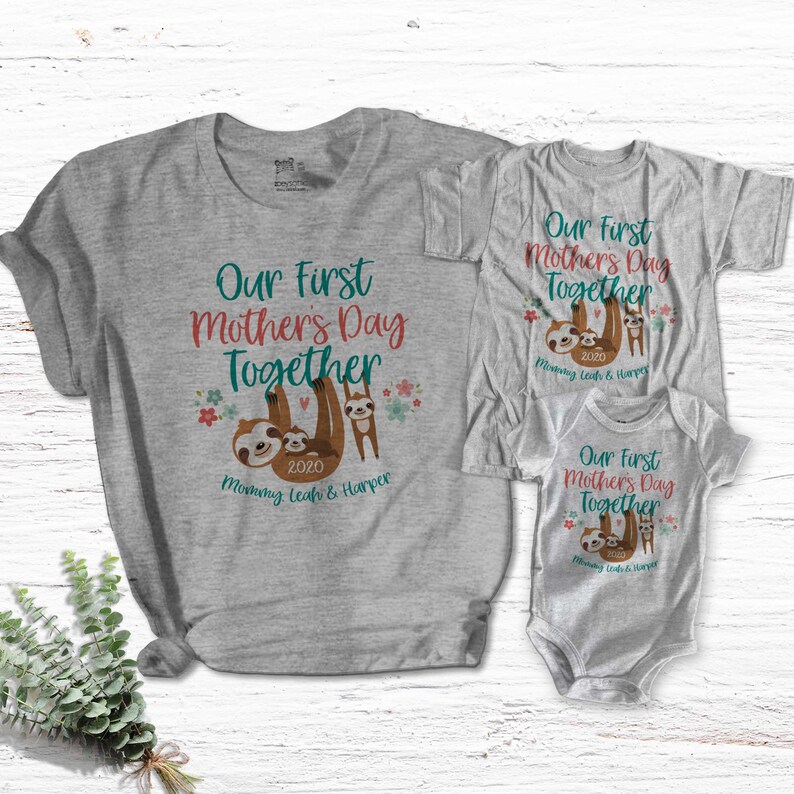 K&ouml;nnte beinhalten: Zwei graue T-Shirts mit einem Faultier-Motiv und dem Text "Our First Mother's Day Together 2020 Mommy Leah & Harper".