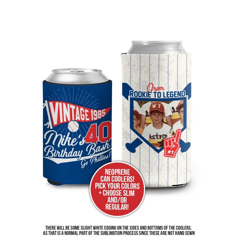 K&ouml;nnte beinhalten: Zwei blaue und wei&szlig;e Neopren-Getr&auml;nkedosenk&uuml;hler. Ein K&uuml;hler zeigt ein Baseball-Motiv mit dem Text "Vintage 1985 Mike's 40 Birthday Bash Go Phillies!" Der andere K&uuml;hler zeigt einen Baseball-Diamanten mit einem Foto eines jungen Jungen in einer Baseball-Uniform und dem Text "From Rookie to Legend".