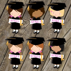 Op de afbeelding: Zes verschillende stijlen van afstudeerhoed-toppers met een meisje dat een zwarte afstudeerjurk draagt en een diploma vasthoudt. De toppers zijn verkrijgbaar in verschillende huidtinten en haarkleuren. De tekst op de toppers luidt "Style 1", "Style 2", "Style 3", "Style 4", "Style 5" en "Style 6".