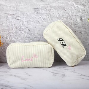 Brautjungfer bestickte Make-up-Tasche für Hochzeiten, Kosmetiktasche mit benutzerdefiniertem Namen, Reise-Make-up-Tasche, Brautjungfer, Geschenk zum Muttertag, Make-up-Veranstalter