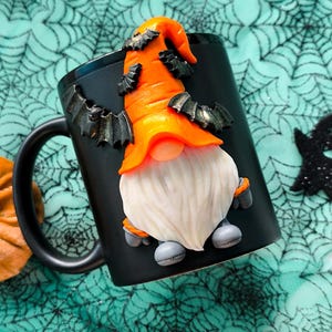 Handgemachte Halloween Gnom Becher, Polymer Clay Dekor, Keramik Kaffeetasse