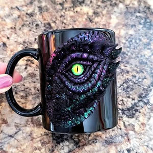 Taza de ojo de dragón 3D hecha a mano con escamas de purpurina negra de fantasía gótica
