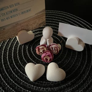 Dekoherz und Kartenhalter in Herzform aus Cremeweißen Gießpulver, perfekt zum Valentinstag oder Muttertag
