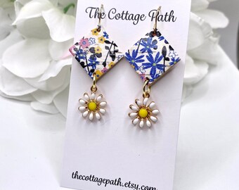 Floral Leather Earrings With White Daisy Charm, Daisy Flower Earrings, Leather Earrings, Leather Flower Earrings, Spring Daisy Earrings