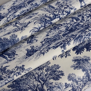 Puede incluir: Tela de toile azul y blanca con un patrón repetitivo de personas, árboles y casas. La tela está doblada en tres partes, mostrando el patrón desde diferentes ángulos.