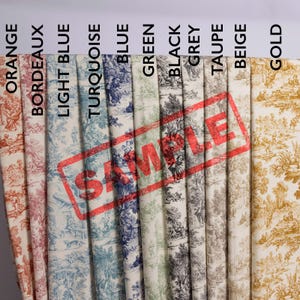 Puede incluir: Muestras de tela en varios colores, incluyendo naranja, burdeos, azul claro, turquesa, azul, verde, negro, gris, topo, beige y dorado. Cada tela presenta una escena pastoral detallada. La palabra "SAMPLE" está estampada en el centro.