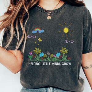 Comfort Colors® Lehrer-Shirt, hilft kleinen Köpfen, Blumen-T-Stück zu wachsen, Kindergärtnerin-Geschenk, Vorschul-Oberteil, zurück zur Schulanerkennung