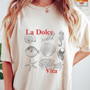La Dolce Vita Shirt, Seashell Ocean Life Tee, Coastal Italian Summer Shirt, Retro Sea Creature Graphic, Beach Aesthetic Travel T-Shirt
