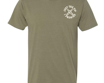 Camiseta con bolsillo de bala "Just the Tip I Promise" / Camiseta verde militar con humor táctico / Camiseta divertida con armas y municiones / Camiseta con gráficos de estilo militar