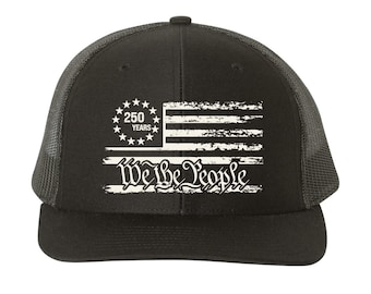 Gorra de camionero 250 años de libertad – Nosotros, el pueblo – Gorra snapback con bandera estadounidense – Gorra de malla patriótica de EE. UU. – 1776–2026