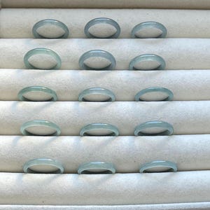Bagues fines naturelles en jade jadéite guatémaltèque bleu pâle et vert