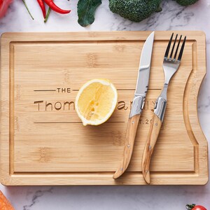 Planche à découper personnalisée pour cadeau de mariage, planche à découper en charcuterie en bambou, cadeau en bois fait main unique, cadeau de pendaison de crémaillère