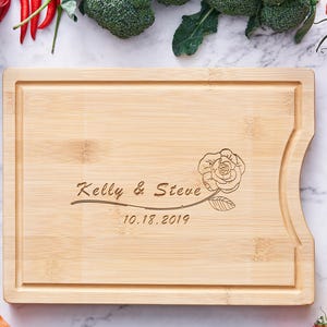 Planche à découper personnalisée pour cadeau de mariage, planche à découper en charcuterie en bambou, cadeau en bois fait main unique, cadeau de pendaison de crémaillère