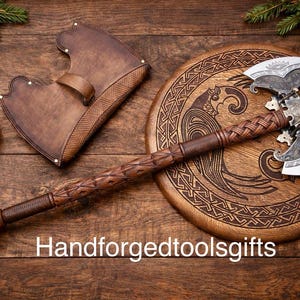 Hacha de doble filo forjada a mano, hacha vikinga de acero al carbono, mango de madera de fresno, funda de cuero.