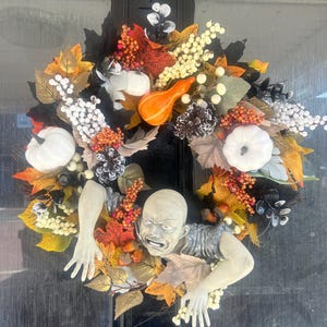 Halloween wreath// door wreath// Halloween decorations//