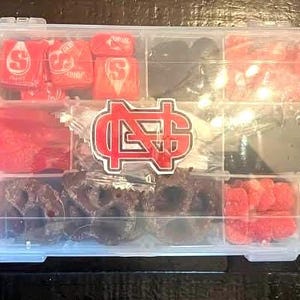 Dulces personalizados: se pueden personalizar para cualquier universidad, fraternidad, hermandad o equipo deportivo. Cajas pequeñas de 1 libra.