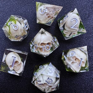 Moss & Skull Dice Set – Sharp Edge DND Dice Set for Dungeons and Dragons | Resin Dice with Mini Skulls and Moss | Gift for Halloween
