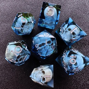 Blue Moss & Skull Dice Set – Sharp Edge DND Dice Set for Dungeons and Dragons | Resin Dice with Mini Skulls and Moss | Gift for Halloween