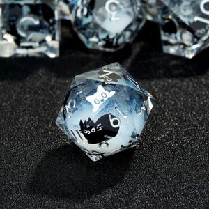 Jeu de dés à noyau liquide Chat violet et noir | Dés en résine à bord tranchant fait main pour, RPG, donjons et dragons, cadeaux du MDN, dés d&d, cadeau de Pâques