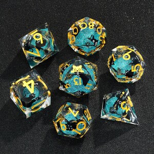 Röd & Svart Katt Liquid Core Resin Dice Set: Sharp Edge DnD-tärningar Blue and Black cat