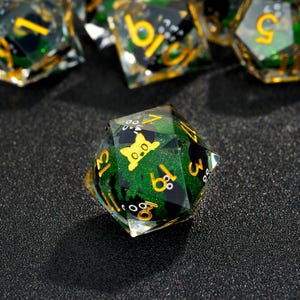 グリーン＆ブラックキャット リキッドコア ダイスセット | ハンドメイド シャープエッジ 樹脂製ダイス DnD、TTRPG、RPG、ダンジョンズ＆ドラゴンズ用、グリーンダイス、イースターギフト