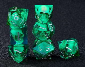 Groene mos- en schedeldobbelstenenset: hars met scherpe rand DND-dobbelstenen, Halloween-cadeaus