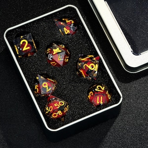 Röd & Svart Katt Liquid Core Resin Dice Set: Sharp Edge DnD-tärningar bild 2