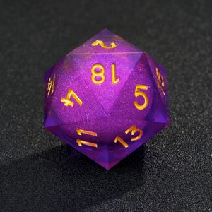 Lila Kern 35 mm W20 Oversized D20 – Handgefertigter Riesenwürfel aus Resin mit scharfen Kanten für DnD & RPGs, Riesenwürfel D20 für DnD, Ostergeschenk